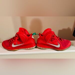 Lebron 9 Christmas Day Edition-PreOwned
Size 15
Good Condition
Offers Welcome